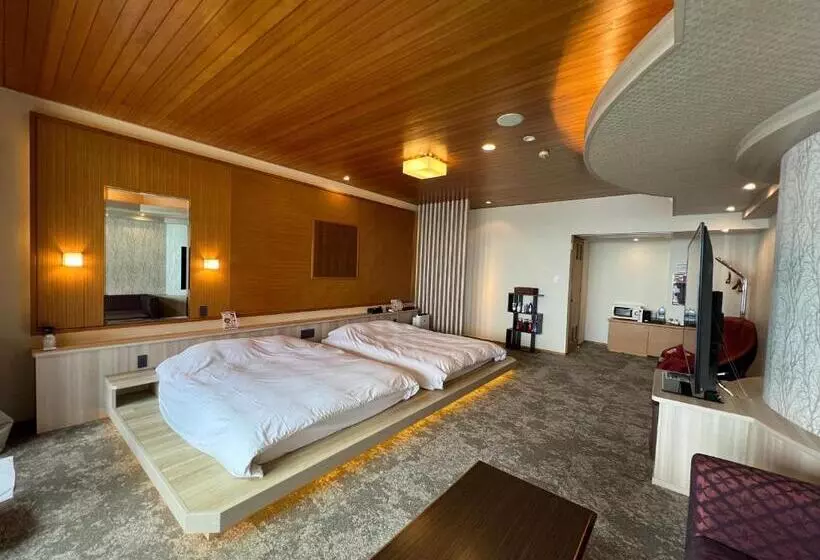 Hotelli Sky Tower Sweet 4 Beppu, Resort Love