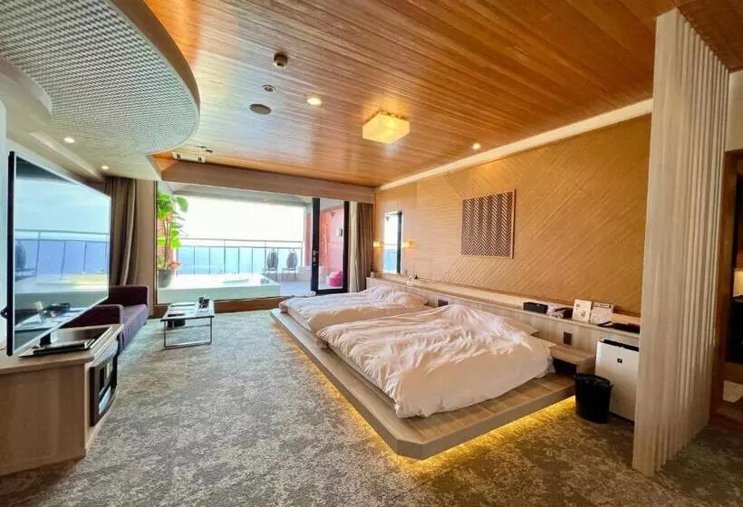 Hotelli Sky Tower Sweet 4 Beppu, Resort Love