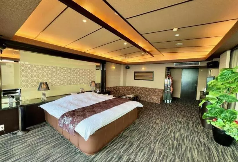 Hotelli Sky Tower Sweet 4 Beppu, Resort Love