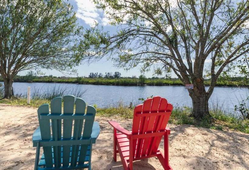 Beautiful Waterfront Condo 1