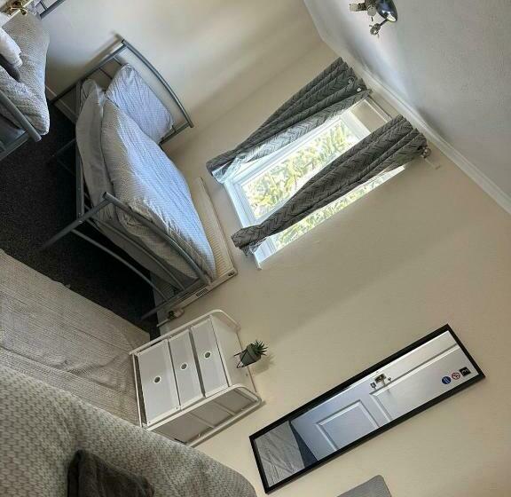 Essence Accommodation Bed And Breakfast Chelmsley Wood Solihull Birmingham Marston Green Hs2