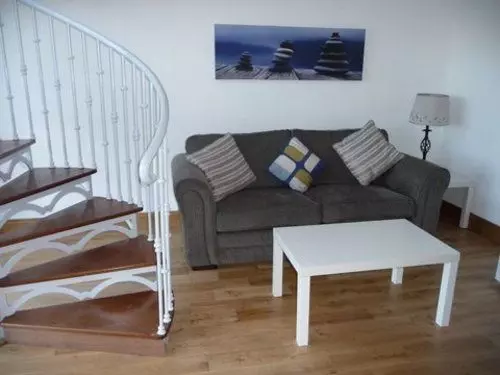 تختخواب و صبحانه Gun Rock