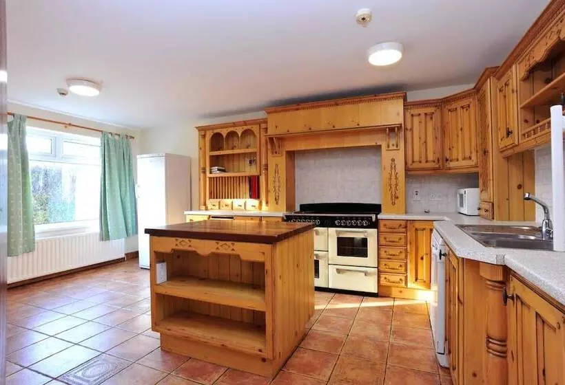 تختخواب و صبحانه Portcaman House