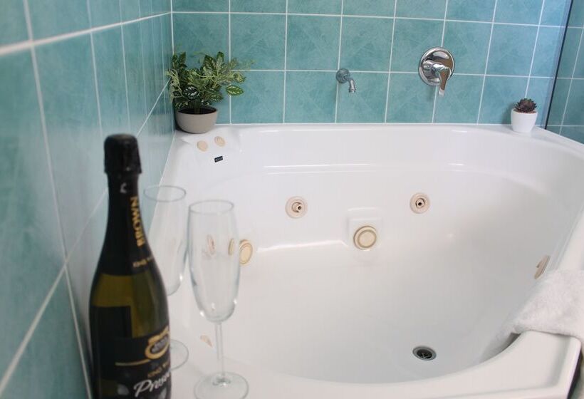 At The Sound Noosa Motel