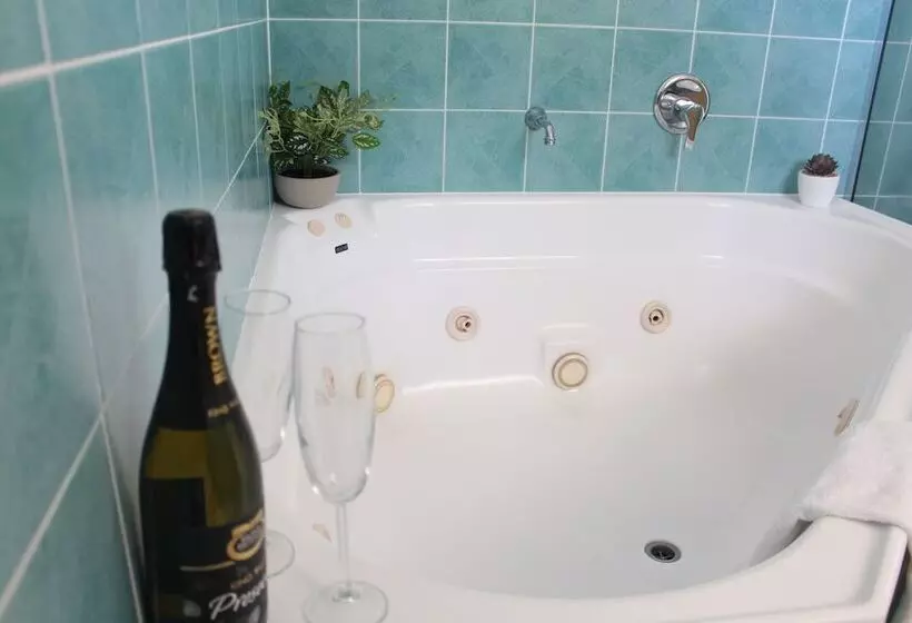 At The Sound Noosa Motel