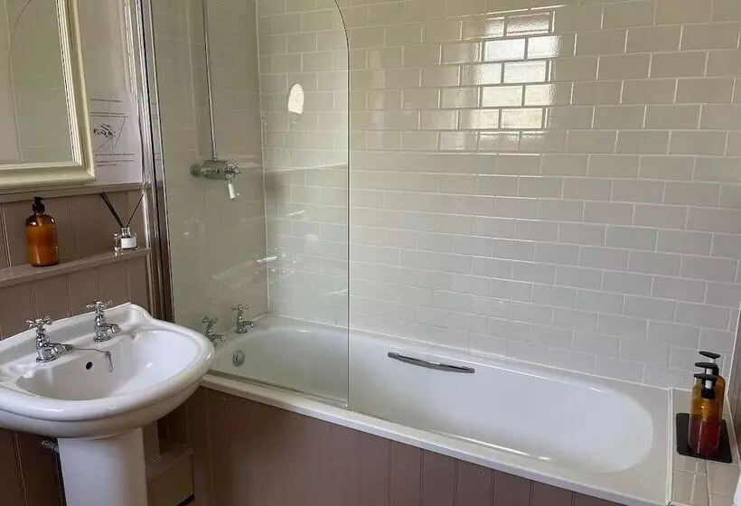 Otel George & Falcon