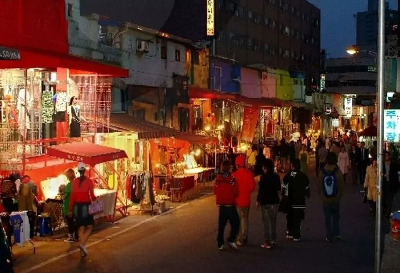 Kimchee Hongdae Guesthouse  Hostel