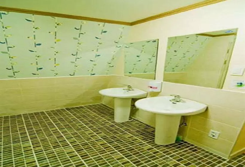 Kimchee Hongdae Guesthouse  Hostel