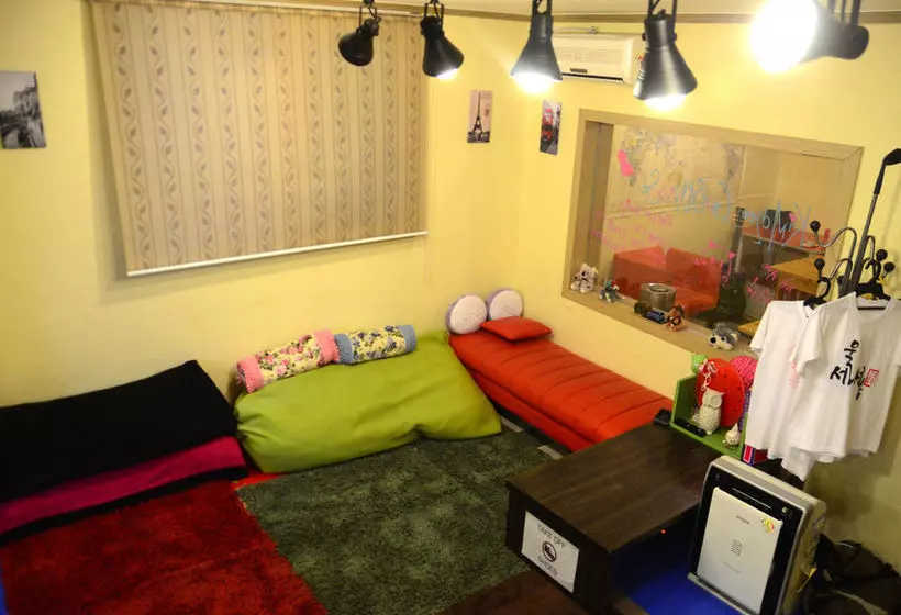 Kimchee Hongdae Guesthouse  Hostel