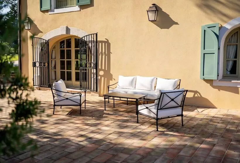 پانسیون Chateau Les Crostes