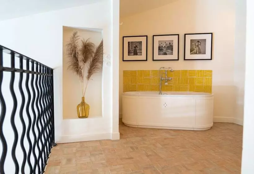 پانسیون Chateau Les Crostes