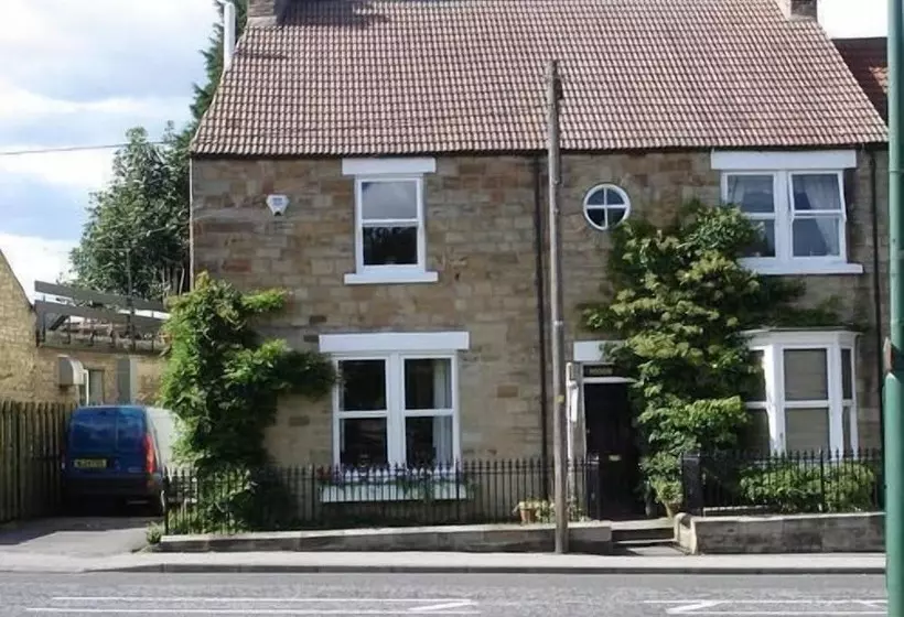 Majatalo Moor End House Bed & Breakfast