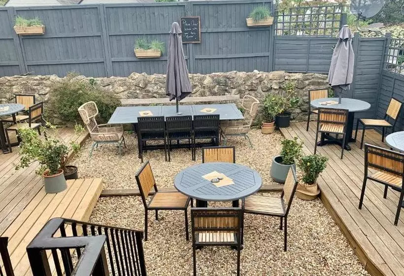 Aamiaismajoitus (B&B) Blas At Fronlas Café   The Heart Of Newport