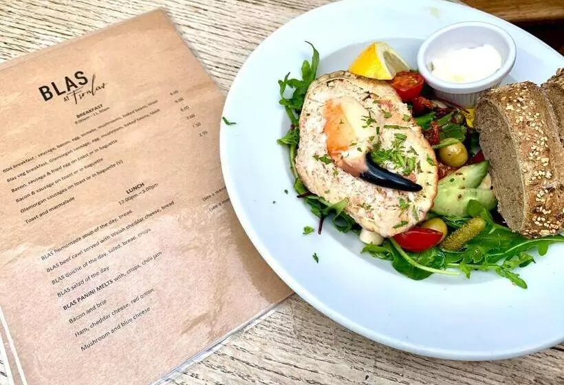 Aamiaismajoitus (B&B) Blas At Fronlas Café   The Heart Of Newport