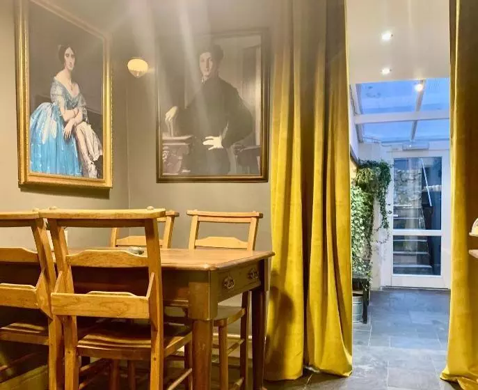 Aamiaismajoitus (B&B) Blas At Fronlas Café   The Heart Of Newport