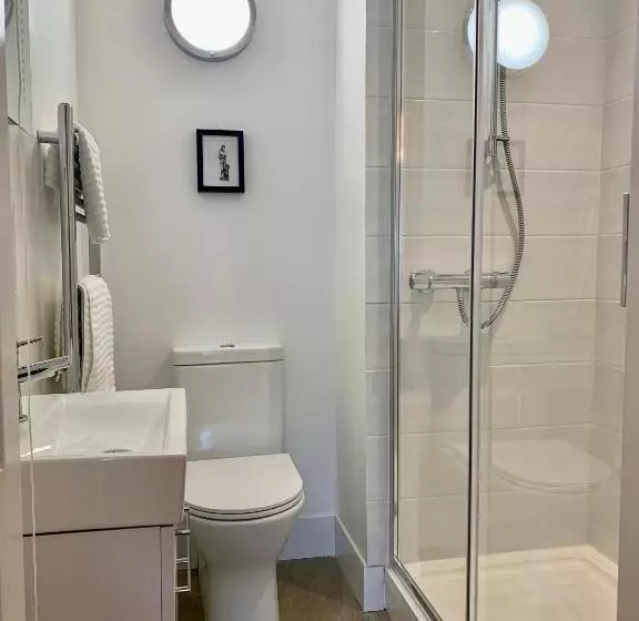 Aamiaismajoitus (B&B) Blas At Fronlas Café   The Heart Of Newport