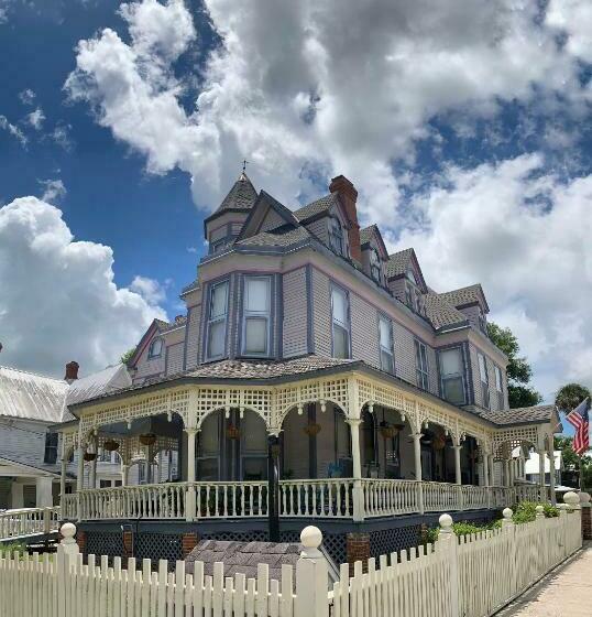 مبيت وإفطار Grand Gables Inn