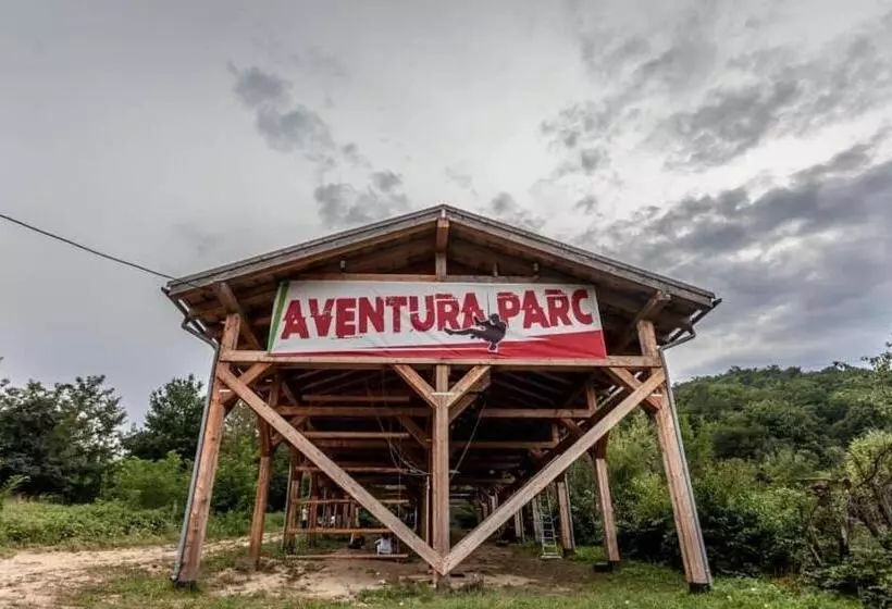 Lomakeskus Complex Turistic Gradina De Corzi Si Aventura Eselnita