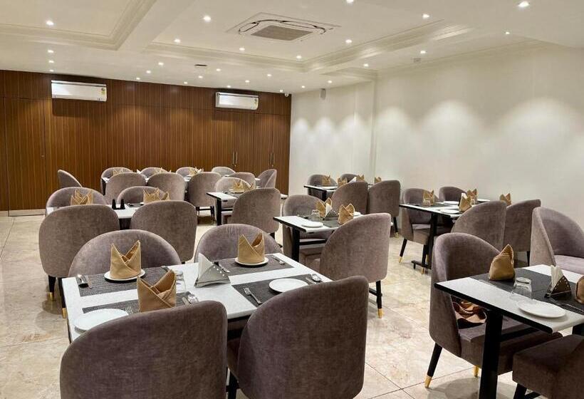 Отель The Royal Vista