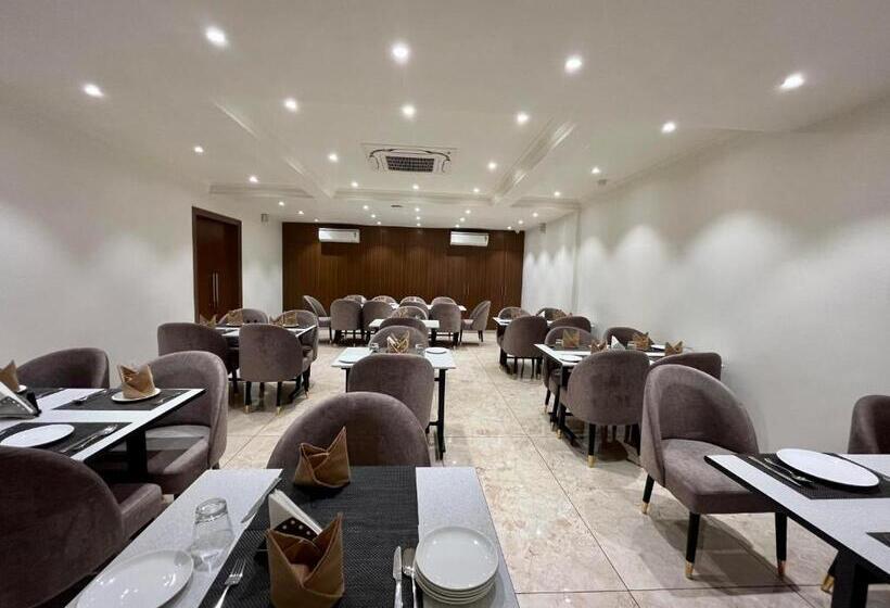 Отель The Royal Vista