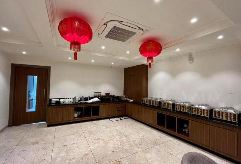 Отель The Royal Vista