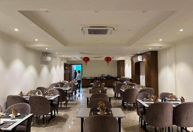 Отель The Royal Vista