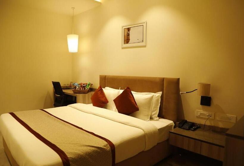 Отель The Royal Vista