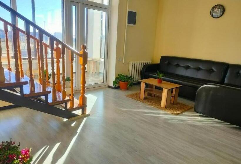 پانسیون The Lake Townhouse