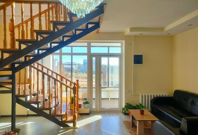 پانسیون The Lake Townhouse