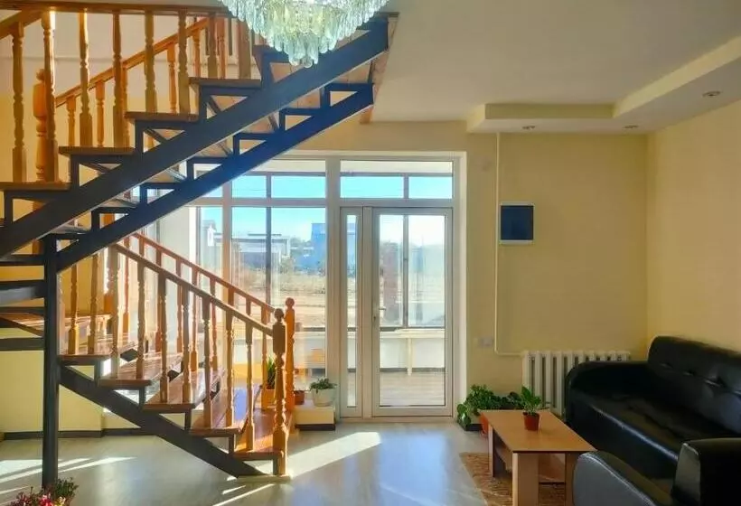 پانسیون The Lake Townhouse
