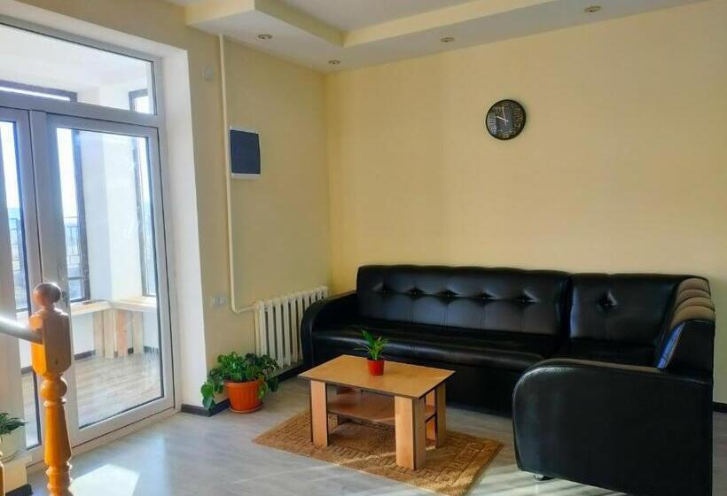 پانسیون The Lake Townhouse