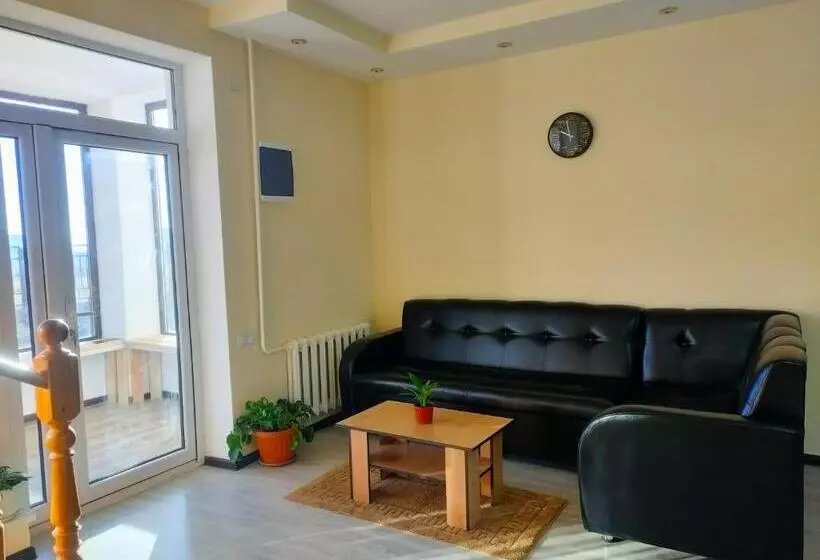 پانسیون The Lake Townhouse