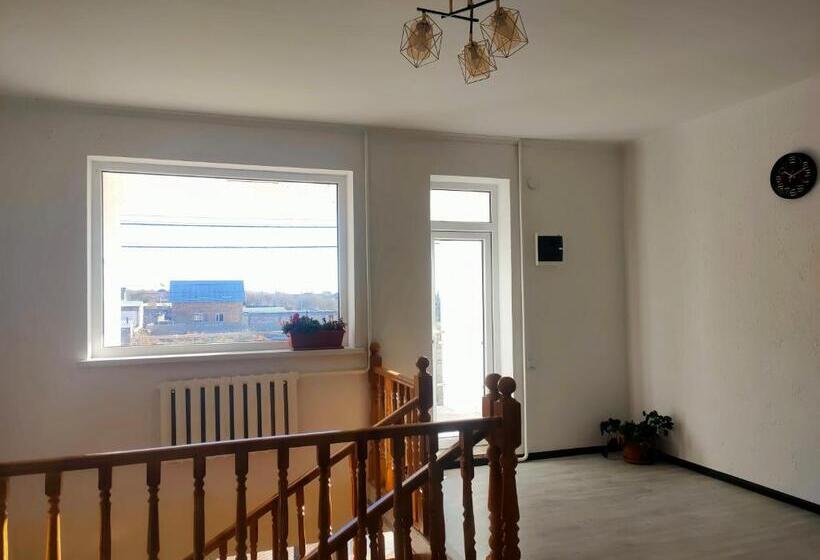 پانسیون The Lake Townhouse