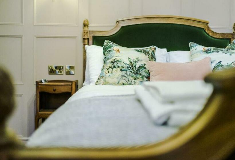 Russell Court By Orenda Luxe