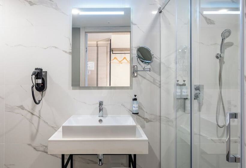 Alavits Hotel By St Hotels