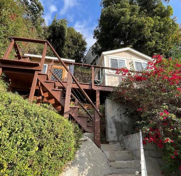 پانسیون Glamping Hollywood Hills   Luxury Tiny House