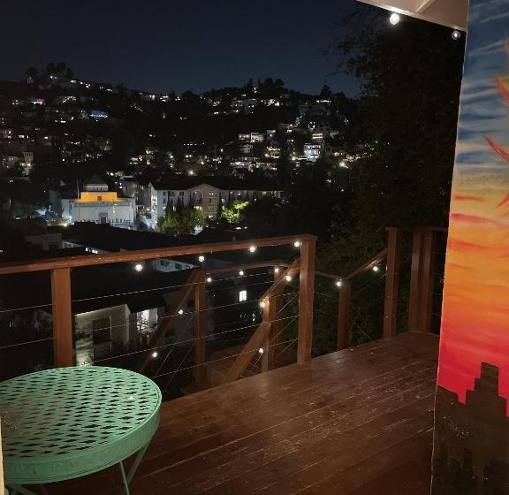 پانسیون Glamping Hollywood Hills   Luxury Tiny House