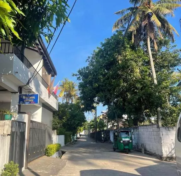 پانسیون Star Canal Cottage