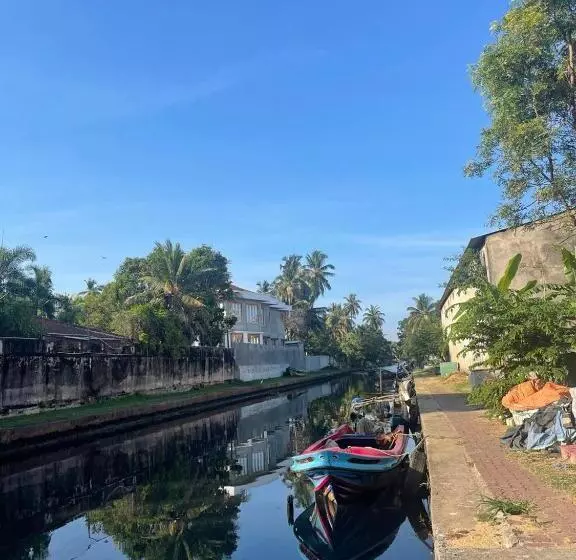 پانسیون Star Canal Cottage