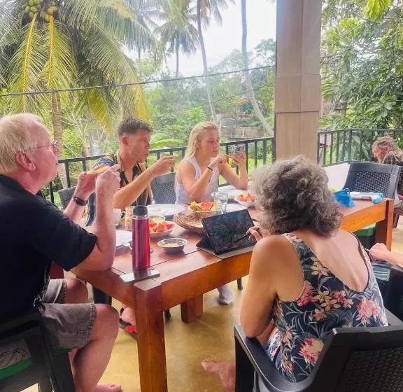 پانسیون Star Canal Cottage