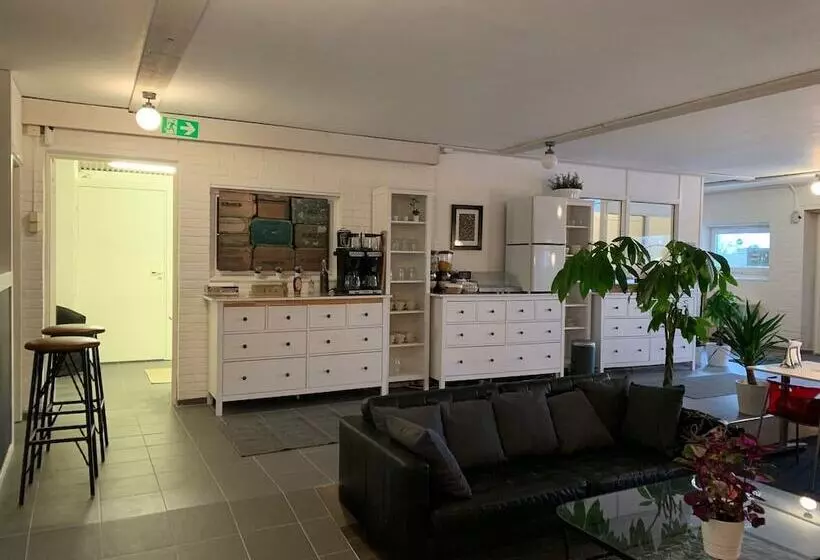 Aamiaismajoitus (B&B) Abonnera Alingsgård För Upp Till 14 Personer   Kök Finns  Spabad Inomhus   Padel   Gym   Biljard Ing