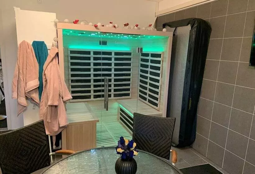 Aamiaismajoitus (B&B) Abonnera Alingsgård För Upp Till 14 Personer   Kök Finns  Spabad Inomhus   Padel   Gym   Biljard Ing