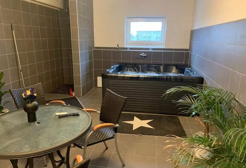 Aamiaismajoitus (B&B) Abonnera Alingsgård För Upp Till 14 Personer   Kök Finns  Spabad Inomhus   Padel   Gym   Biljard Ing