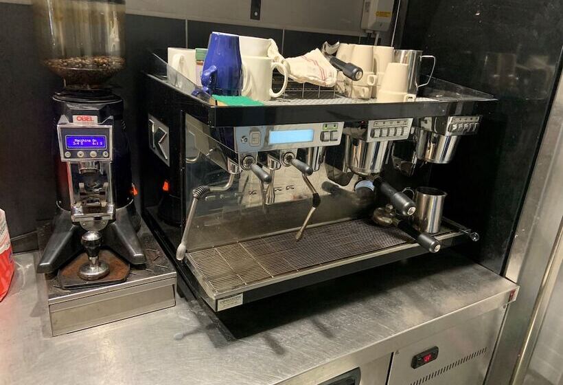 Bed and Breakfast Abonnera Alingsgård För Upp Till 14 Personer   Kök Finns  Spabad Inomhus   Padel   Gym   Biljard Ing