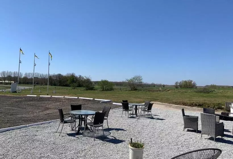 Aamiaismajoitus (B&B) Abonnera Alingsgård För Upp Till 14 Personer   Kök Finns  Spabad Inomhus   Padel   Gym   Biljard Ing