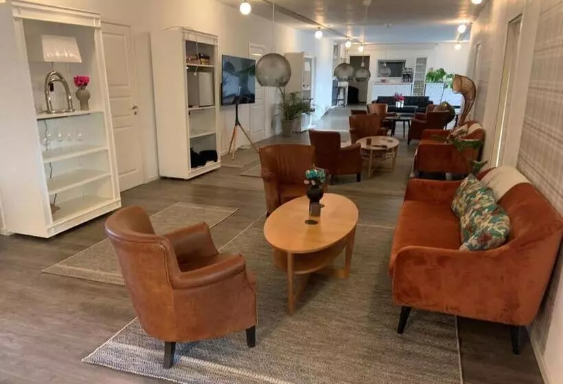 Aamiaismajoitus (B&B) Abonnera Alingsgård För Upp Till 14 Personer   Kök Finns  Spabad Inomhus   Padel   Gym   Biljard Ing