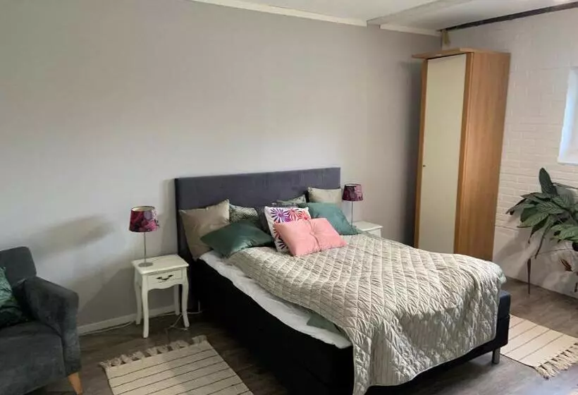 Aamiaismajoitus (B&B) Abonnera Alingsgård För Upp Till 14 Personer   Kök Finns  Spabad Inomhus   Padel   Gym   Biljard Ing