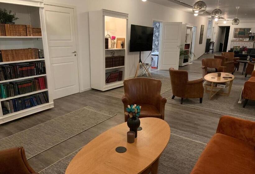 Bed and Breakfast Abonnera Alingsgård För Upp Till 14 Personer   Kök Finns  Spabad Inomhus   Padel   Gym   Biljard Ing