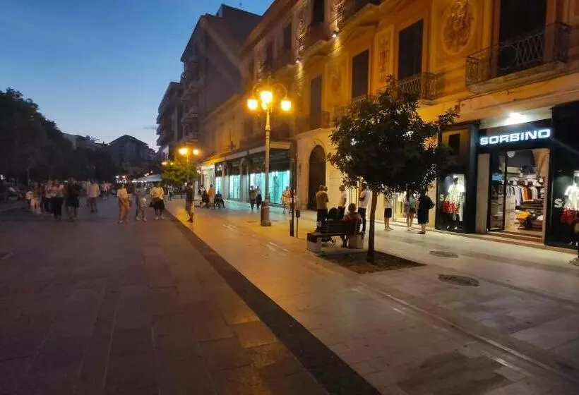 هتل Outside Boutique