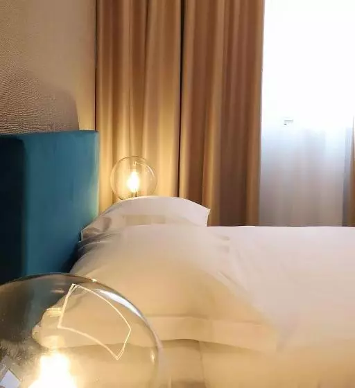 هتل Outside Boutique